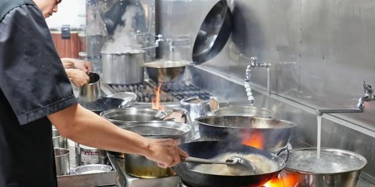 中壢青埔特色餐廳 限定菜色吃到飽 還能打室內高爾夫聚餐新體驗