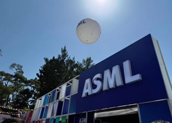 ASML接單遜色股價崩 川普關稅「未爆彈」恐撼動晶片產業
