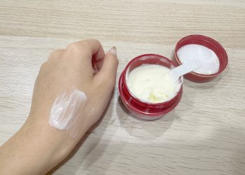 一擦肌膚秒爆水！正妹秀「護膚法寶」10秒甩乾癢 網激推：絕對要囤貨