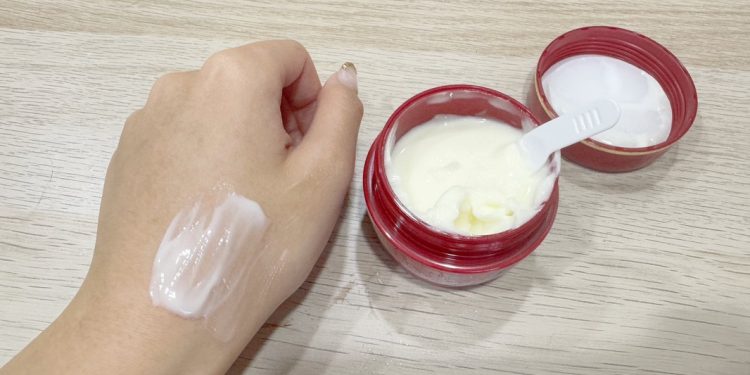 一擦肌膚秒爆水!正妹秀「護膚法寶」10秒甩乾癢 網激推:絕對要囤貨