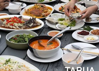 泰國美食｜蘇梅島必追的網美打卡餐廳 蔚藍海面、月牙沙灘、懸崖美景和浪漫白色紗帳 一次全都擁有