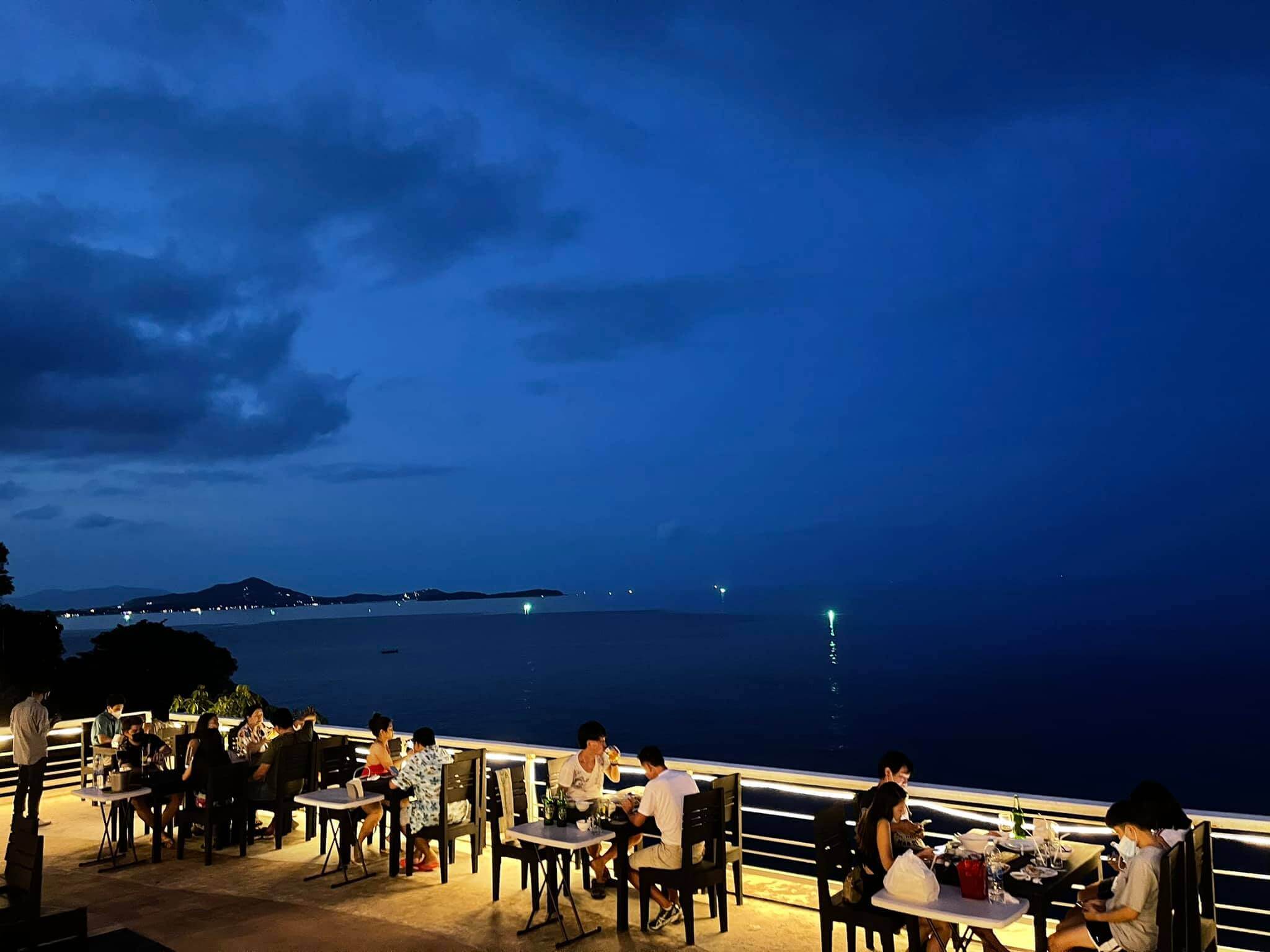 泰國美食｜蘇梅島必追的網美打卡餐廳，蔚藍海面、月牙沙灘、懸崖的美景和浪漫白色紗帳，一次全都擁有。