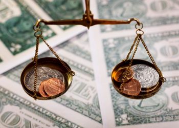 川普關稅大刀砍向全世界！股市現沈重賣壓 非投資債00945B湧入資金