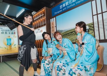 一秒到日本！台北街頭驚見茶屋公車亭 和服女子穿梭各大商圈邀民眾品嘗綠茶玉露