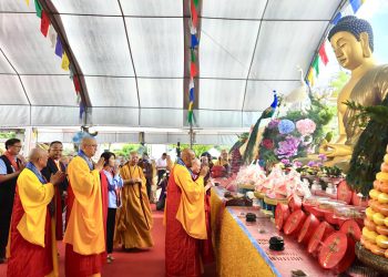 跨宗教浴佛 萬人齊聚潮州妙光禪寺