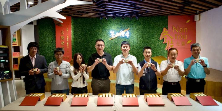 名間榮耀 冬片之冠 茶之魔手「冠軍冬片選手茶禮盒」封籤亮相 限量1500盒開賣