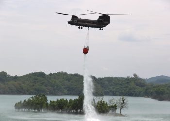 影／陸軍飛訓部CH-47SD直升機　烏山頭水庫演練吊掛灑水