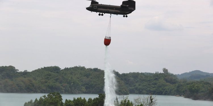 影／陸軍飛訓部CH-47SD直升機　烏山頭水庫演練吊掛灑水