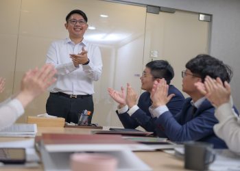 沒有一隻小蝦米可以被輕視：幫助市井小民力抗大鯨魚的林鼎鈞律師