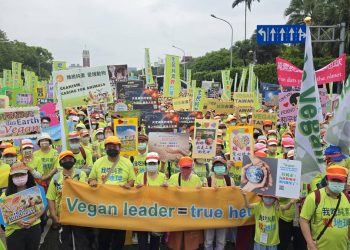 「純素國策行動」登凱道遊行　兩千人靜坐倡議純素飲食　盼政府正視推動純素政策