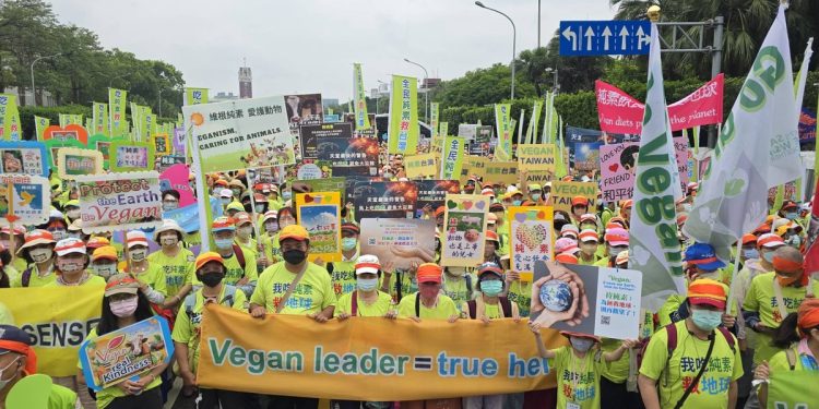 「純素國策行動」登凱道遊行 兩千人靜坐倡議純素飲食 盼政府正視推動純素政策