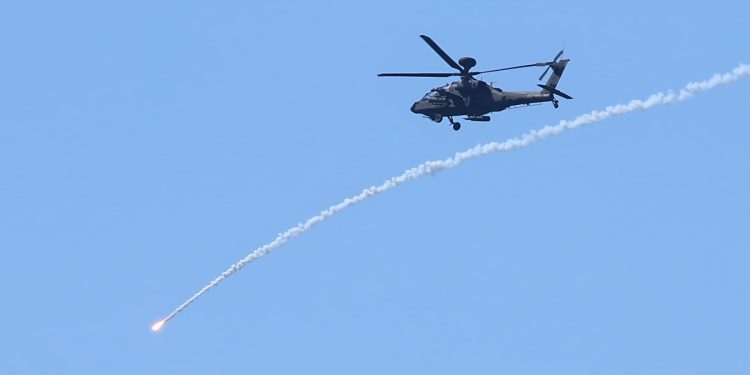 屏東九鵬「神鷹操演」攻擊直升機發射地獄火飛彈