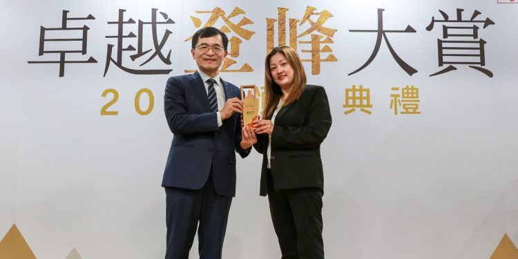 穩穩信用受經濟部次長何晉滄頒發2025卓越登峰客戶信賴獎