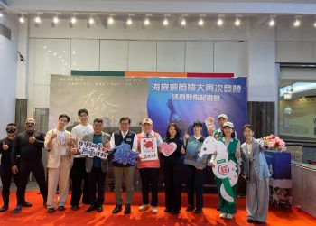 「海底郵筒」掀熱潮　中華郵政攜手國片《有病才會喜歡你》用愛寄信潛入太平洋