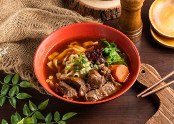 左營必吃牛肉麵推薦！老字號飄香四十年 自製辣小魚乾超涮嘴