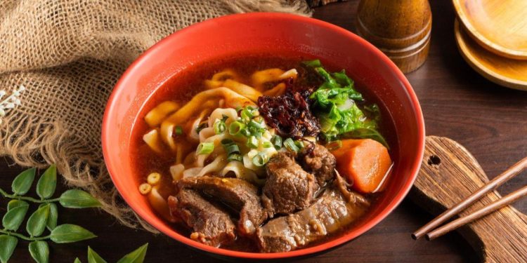 左營必吃牛肉麵推薦!老字號飄香四十年 自製辣小魚乾超涮嘴