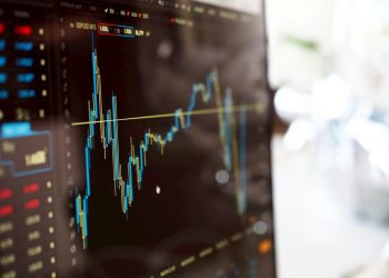 專家稱今年投資心法是「若即若離」！高股息配非投等債成領息雙引擎？