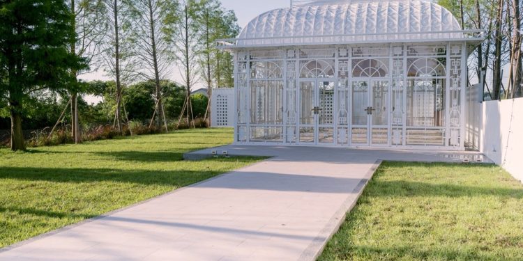 戶外婚宴新風潮，諾lofte台中首創結合玻璃屋與草皮的宴會場地