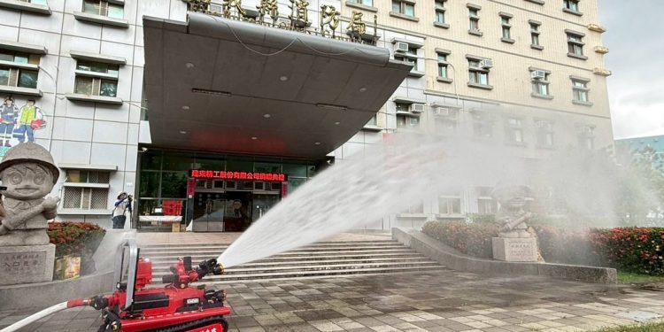 建東精工捐贈首台國產 FRT-5智慧聯網消防機器人