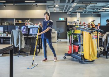 清潔工作給員工承擔引爭議！專業分工才能打造健康職場