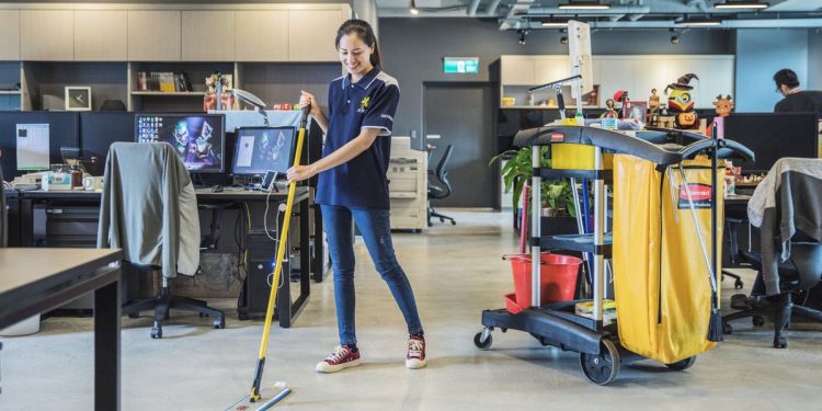 清潔工作給員工承擔引爭議!專業分工才能打造健康職場