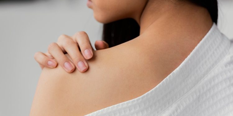 夏日清爽保養新選擇！網友推薦平價背部噴霧在寶雅掀熱議