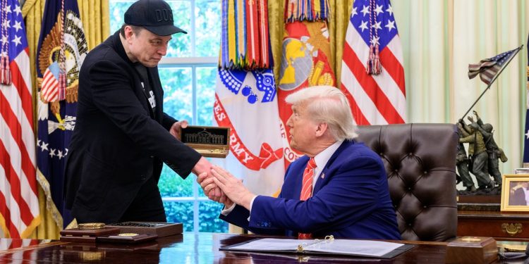 馬斯克與川普「隔空交火」!特斯拉暴跌逾14%史上最慘