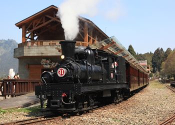 「嘉義親子鐵道之旅」暑假登場！翁章梁邀搭限定蒸汽火車  森呼吸！