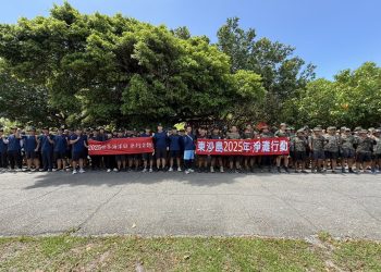 響應「世界海洋」理念  南海官兵同步淨灘