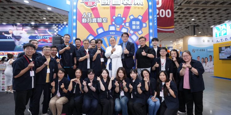 勝昌製藥全新設計閃耀2025生技展  代言人邰智源擔任一日店長人氣爆棚！