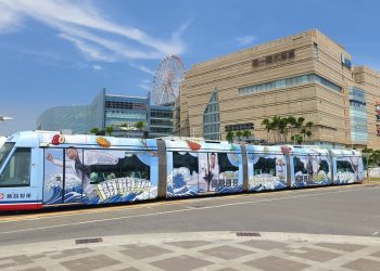 跟著邰哥搭輕軌！暑期高雄輕軌廣告超吸睛  打造關鍵守護列車