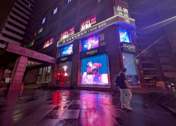 最狂應援！迎GD王者降臨　狂粉砸錢包下「信義高光」黃金廣告牆 七萬人天天看見愛