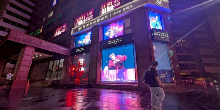 最狂應援!迎GD王者降臨 狂粉砸錢包下「信義高光」黃金廣告牆 七萬人天天看見愛