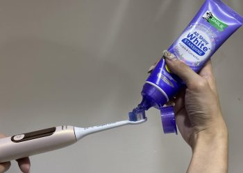 黃牙剋星！正妹激推這組「亮白神器」  網瘋讚：用過回不去