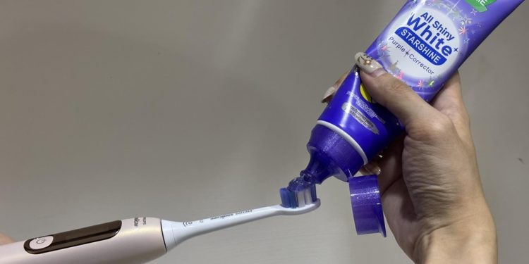 黃牙剋星！正妹激推這組「亮白神器」  網瘋讚：用過回不去