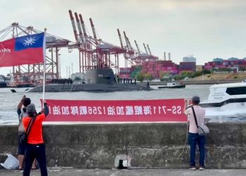 影／海鯤潛艦第三度海測 軍事迷揮旗布條高喊「海鯤加油」