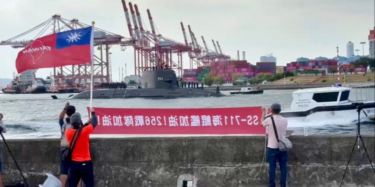 影／海鯤潛艦第三度海測 軍事迷揮旗布條高喊「海鯤加油」