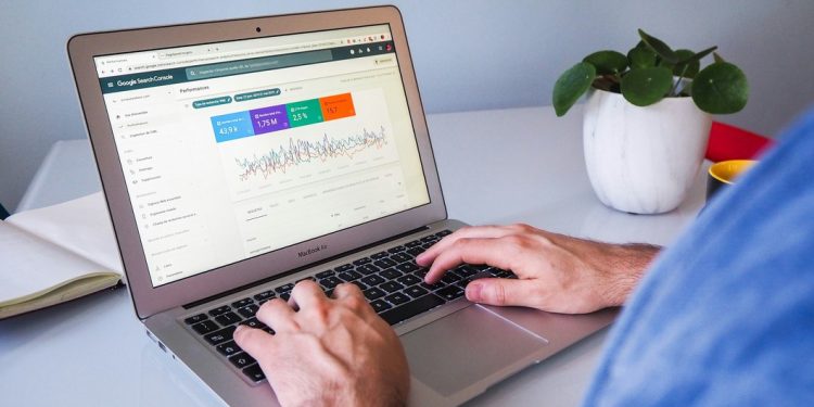 AI 摘要衝擊傳統搜尋版面    流量驟減怎麼辦?ADBest:SEO 更要「全域佈局」