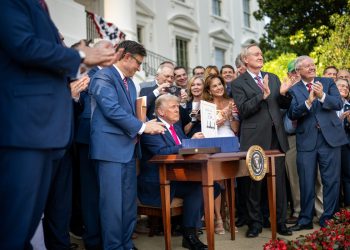 美國再出關稅鐵拳？川普暫緩大限將至 未達協議國挫勒等