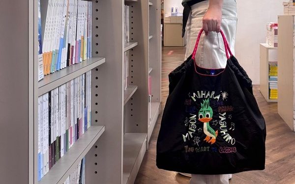 街頭塗鴉遇上刺繡美學  輕盈大容量環保包成夏日穿搭亮點