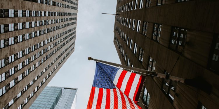 降息行情債升 非投等債資金湧入潮 00945B過去一年配發近8%配息率