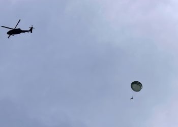 黑鷹大鵬灣水域跳傘　特戰官兵展現滲透能力