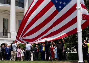 穆迪示警：美國經濟處衰退邊緣？關稅、移民政策恐成主因