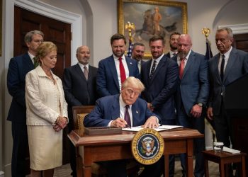 川普怒批印度轉賣俄油圖利 威脅「大幅提高」關稅制裁