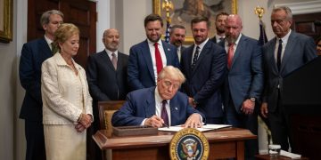 川普怒批印度轉賣俄油圖利 威脅「大幅提高」關稅制裁