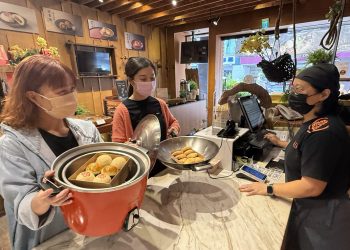 中秋吃餅也能愛地球！陳允寶泉推「現烤＋低碳」雙亮點，首日爆排隊人潮！