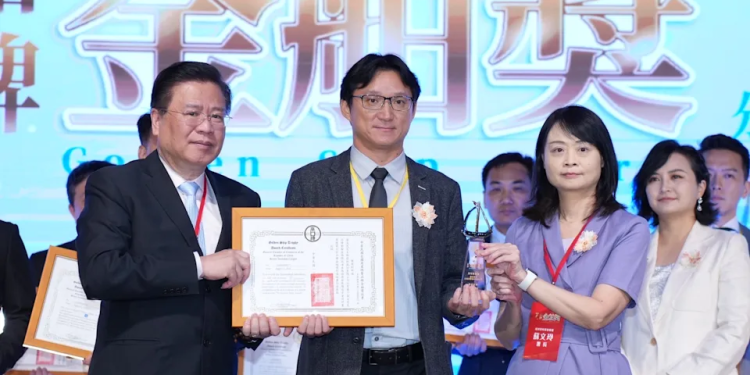 雷文虎克創辦四週年  榮獲國家品牌金舶獎  從本土出發  以BIT精神打造精準健康創新方案