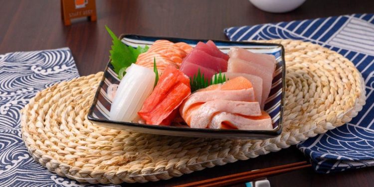 桃園生魚片丼飯推薦:享受超值厚切鮭魚、骰子牛丼飯均衡無負擔!