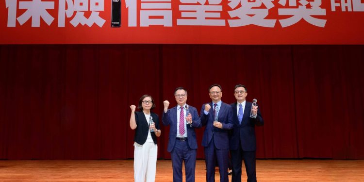 獲獎不斷深受肯定!富邦人壽勇奪2025保險信望愛獎11項榮耀,最佳保險專業獎締造16連霸,專業人才育成、數位轉型深化並進