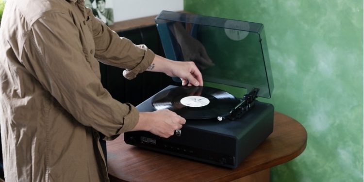 PHILIPS飛利浦全球首推TAV3000 All-in-One黑膠唱片機  讓慢生活從一張唱片開始